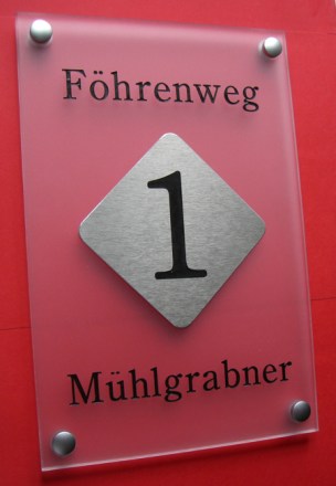 Design Hausnummer 104 ohne Selbstgestaltung Moderne Design Hausnummer Plexi satiniert m. Alu Niro Look