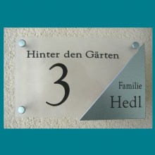 Moderne Design Hausnummer Plexi satiniert m. Alu Niro Look