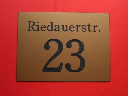 Kunststoff Hausnummer gold Schrift 7 Century ohne Zierrand