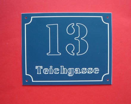 Hausnummer mit Gravur. Tiefgravur