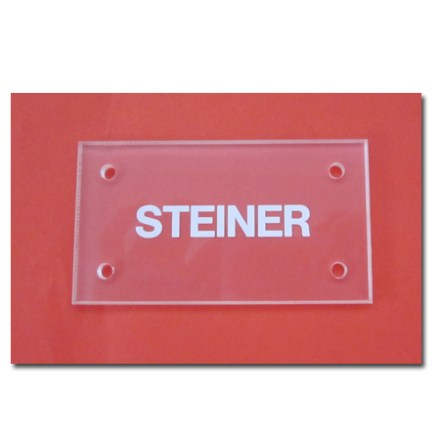 Plexiglas Schild wird von der Rückseite tiefgraviert.