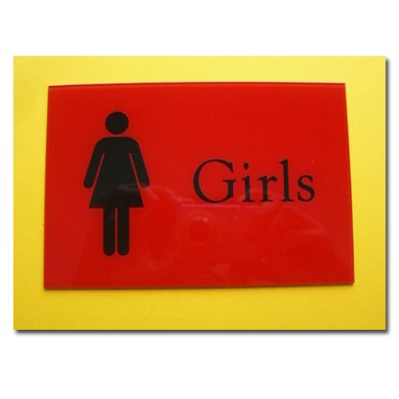 Plexiglas Schild wird von der Rückseite tiefgraviert.